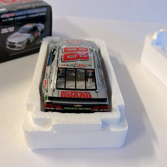 Dale Earnhardt Jr #88 Lionel NASCAR 1:24 Scale - Picture 4 of 14